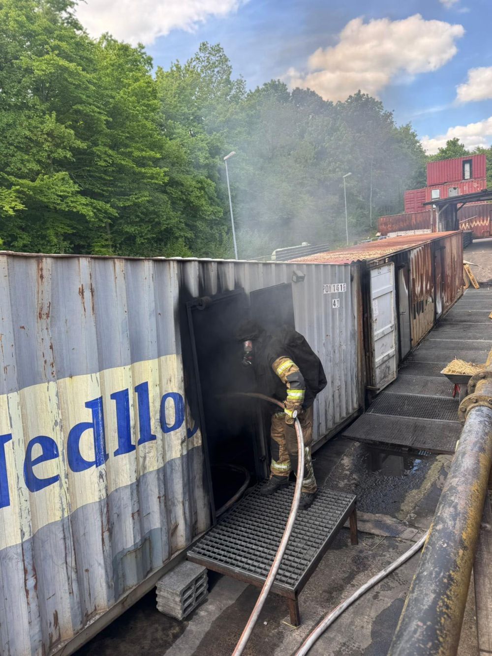 Feuerwehrmann in rauchendem Container