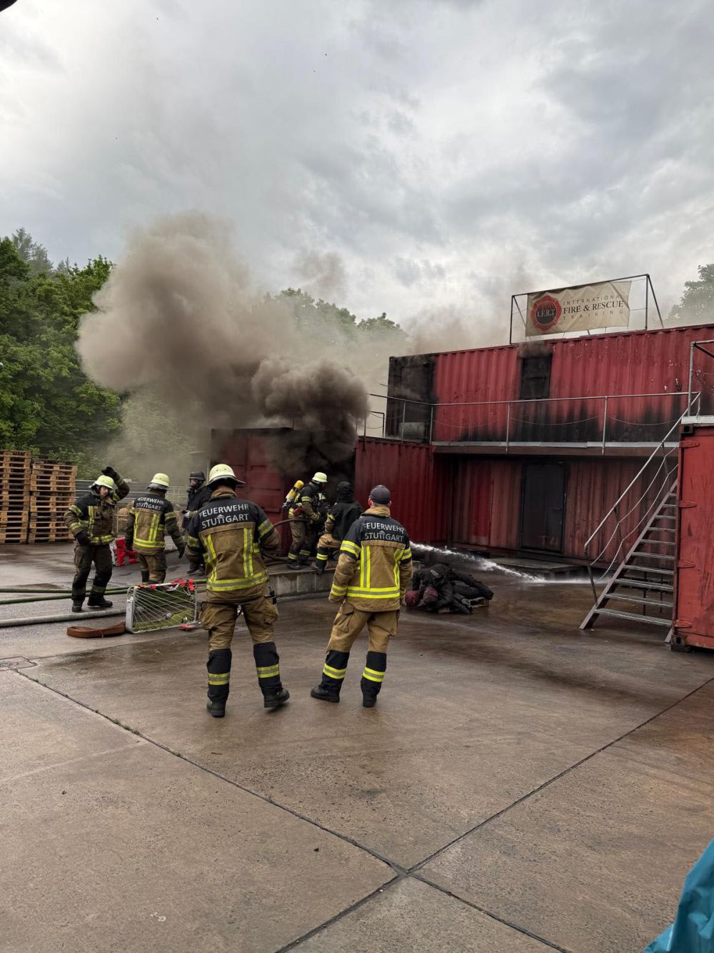 Rauchende Container auf dem Übungsgelände