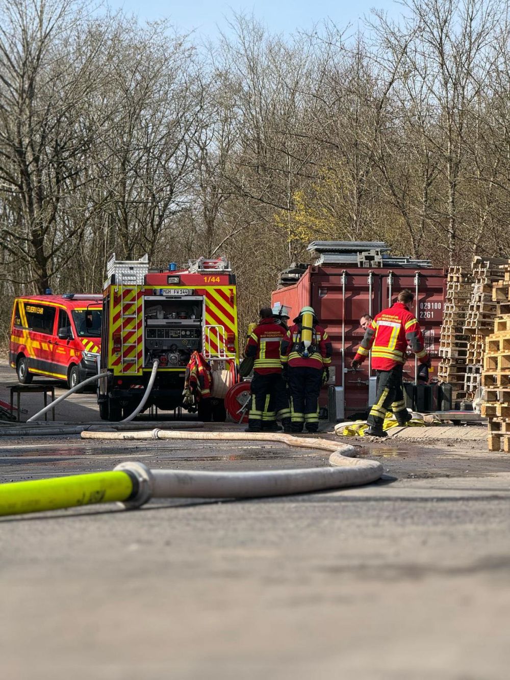 Löschaufbau mit mehreren Feuerwehrautos