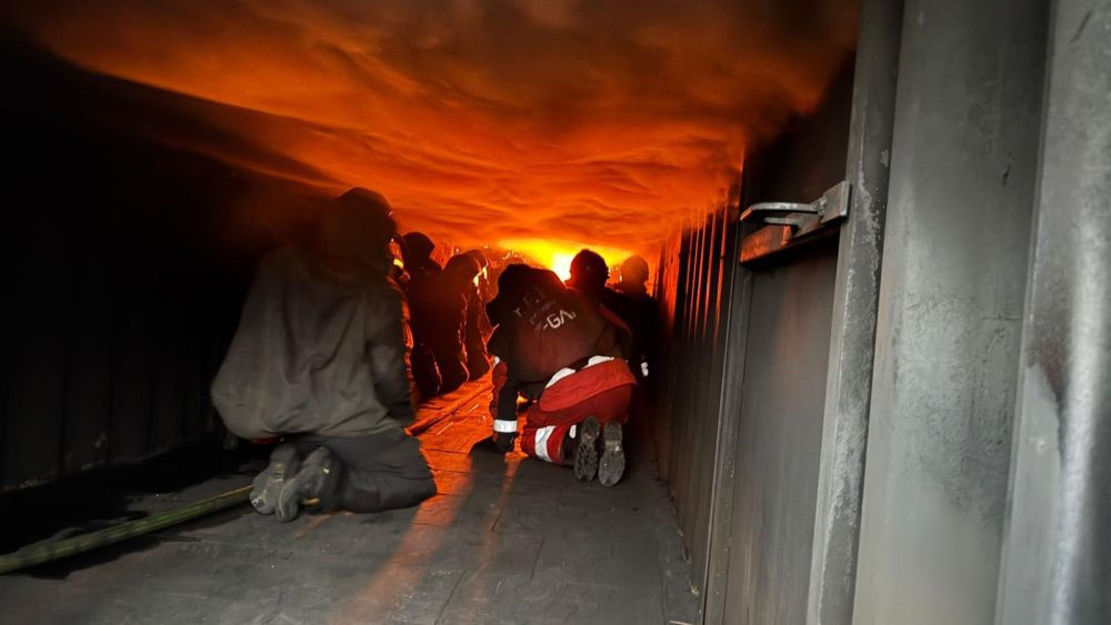 Feuerwehrleute in einem Container